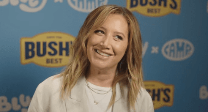 Ashley Tisdale relata clima tóxico em grupo de mães e diz ter se sentido excluída