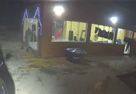 VÍDEO: Criminosos usam fardas de policiais e tentam invadir casa no RS