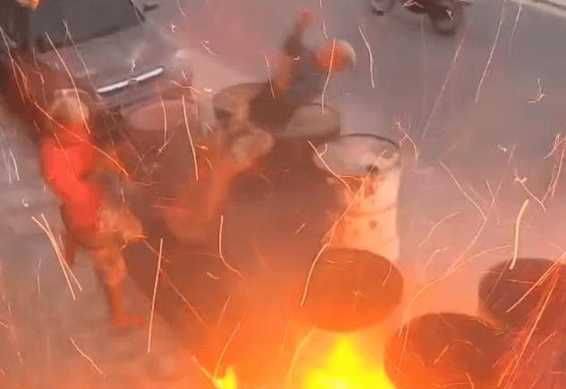 VÍDEO: Tonel explode após jovem acender isqueiro e deixa dois feridos no Recife
