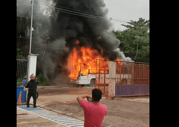 VÍDEO: Passageiro evita tragédia ao alertar motorista sobre incêndio em ônibus 126 em Manaus