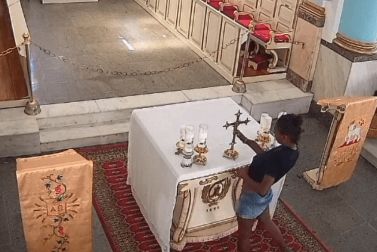Mulher furta crucifixo do altar de igreja e é detida no RJ
