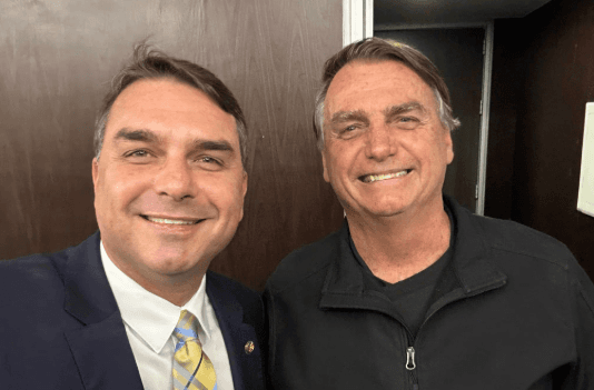 Flávio diz que vai insistir em prisão domiciliar para Jair Bolsonaro