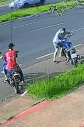 Ladrão se atrapalha, derruba moto e desiste de furto em MG