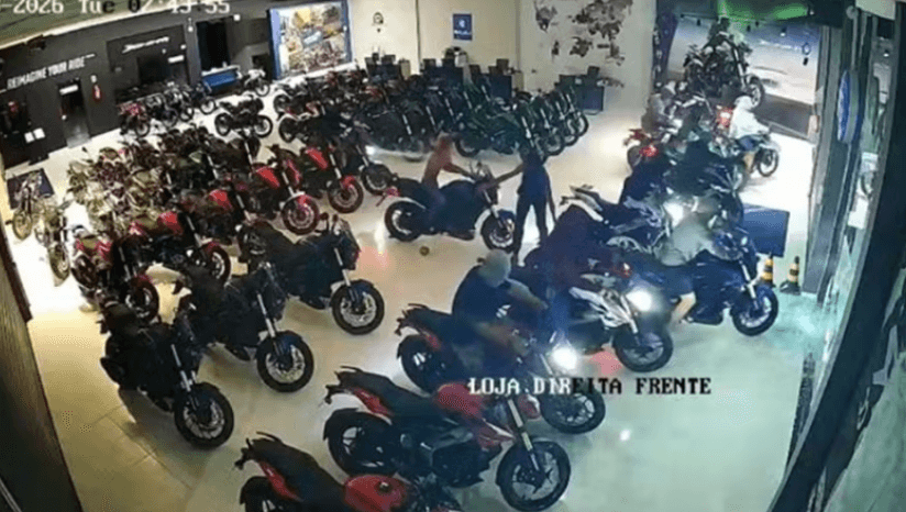 Vídeo mostra novo ângulo de furto a loja de motos em Itajaí; 12 veículos foram levados