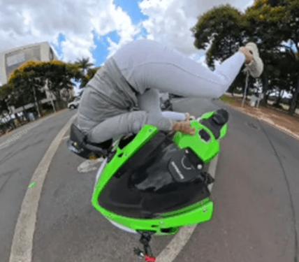 Vídeo flagra motorista atravessando três faixas e atingindo motociclista no Distrito Federal