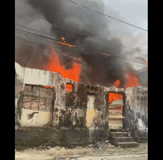 Empresa pega fogo e nuvem densa de fumaça é vista de longe em Manaus