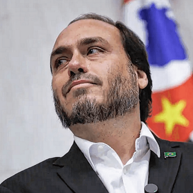 Carlos visita Bolsonaro na Papudinha e critica prisão do pai: “Inacreditável”