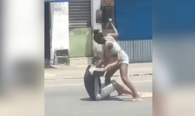 Vídeo mostra homem sendo esfaqueado durante briga em via pública de Salvador