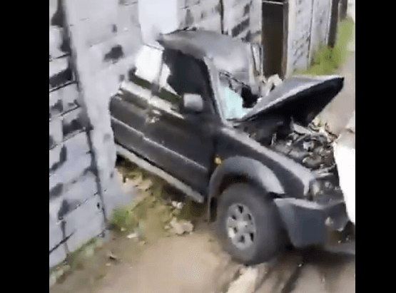 VÍDEO: Carro fica destruído ao bater de frente com ônibus da linha 706 em Manaus