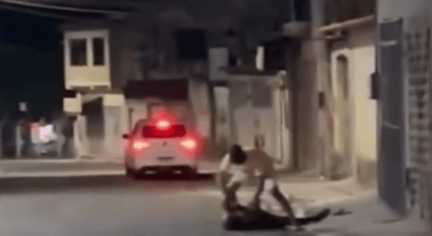 Filho agride o próprio pai com socos em via pública na Bahia