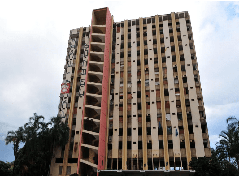 VÍDEO: Prédio do hotel de luxo Torre Palace é demolido em Brasília