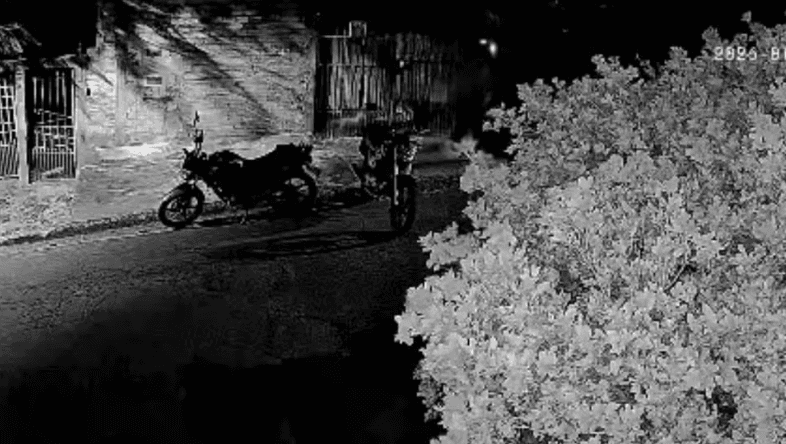 Trio invade garagem e furta motocicleta durante a madrugada em Campinas