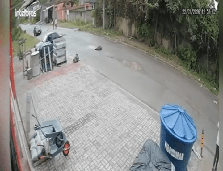 VÍDEO: Égua desgovernada atropela duas idosas em via da Baixada Fluminense