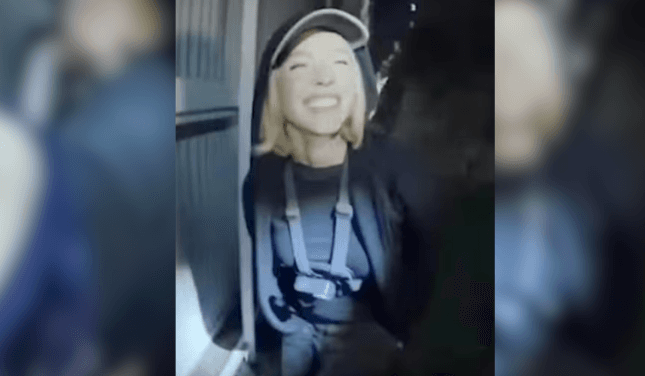 Vídeo mostra Sydney Sweeney pendurando sutiãs no letreiro de Hollywood