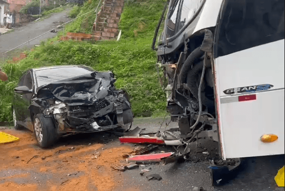 VÍDEO: Idoso morre em acidente entre carro e micro-ônibus de rota em Manaus