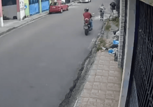 VÍDEO: Mulher é assaltada em plena luz do dia em Manaus