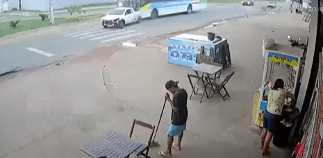 Câmeras flagram colisão entre ônibus e carro que terminou com motociclista ferida em São Luís