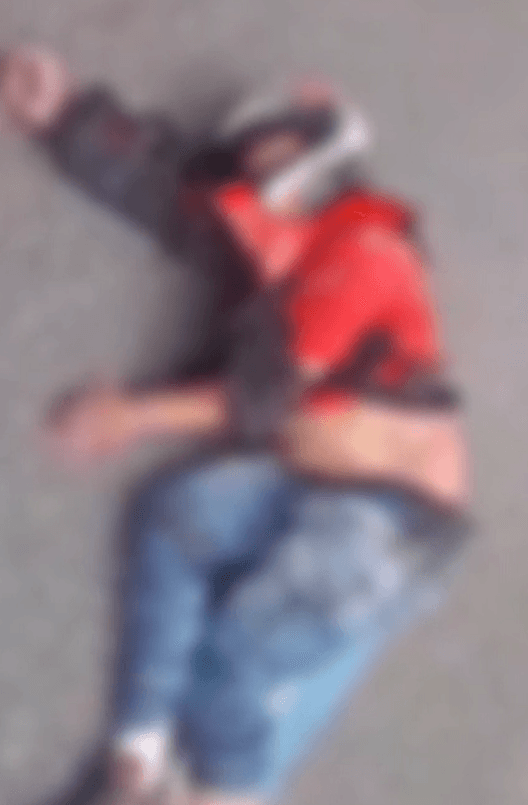 Entregador se envolve em acidente e droga que transportava fica espalhada na pista