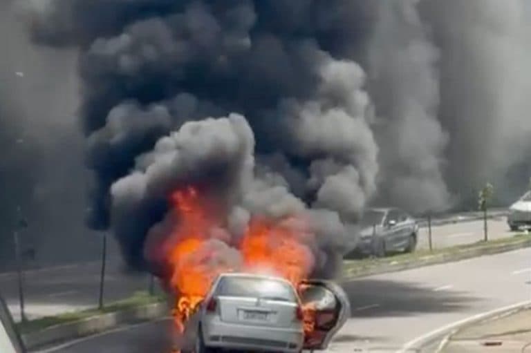 Carro pega fogo na avenida Jacira Reis na tarde deste sábado (10)