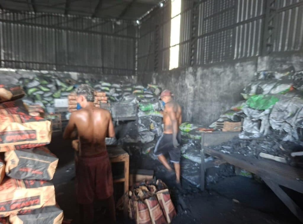 Empresa de carvão em Manaus é multada em R$ 122 mil por irregularidades ambientais e riscos a trabalhadores