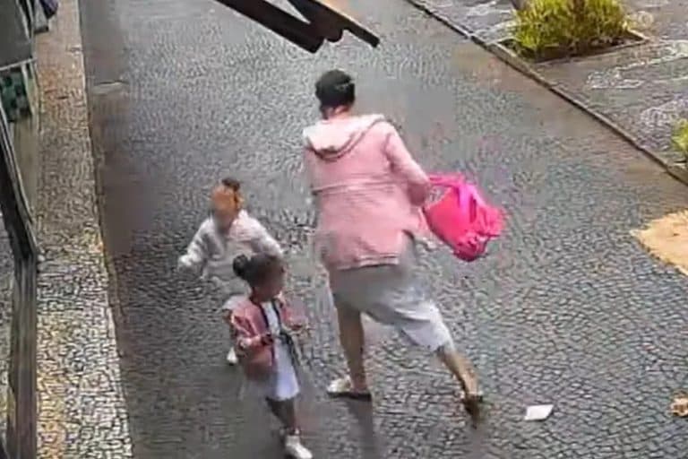Câmera flagra mãe agredindo filha em via pública no interior de São Paulo