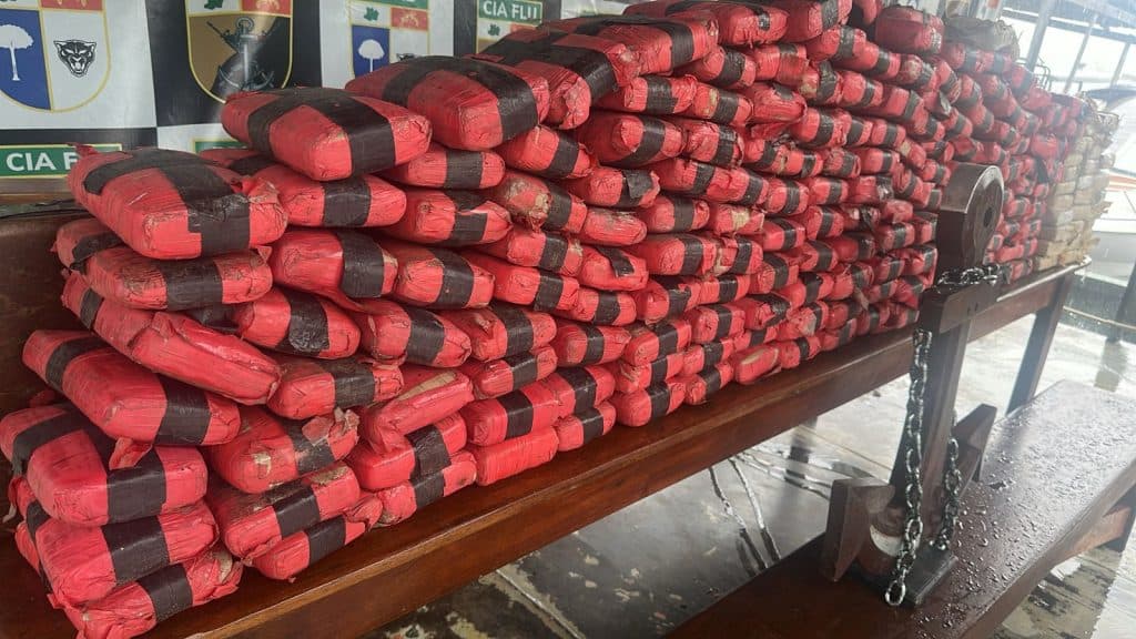 Polícia apreende 193 tabletes de skunk em lancha do filho de ex-prefeito de Novo Airão