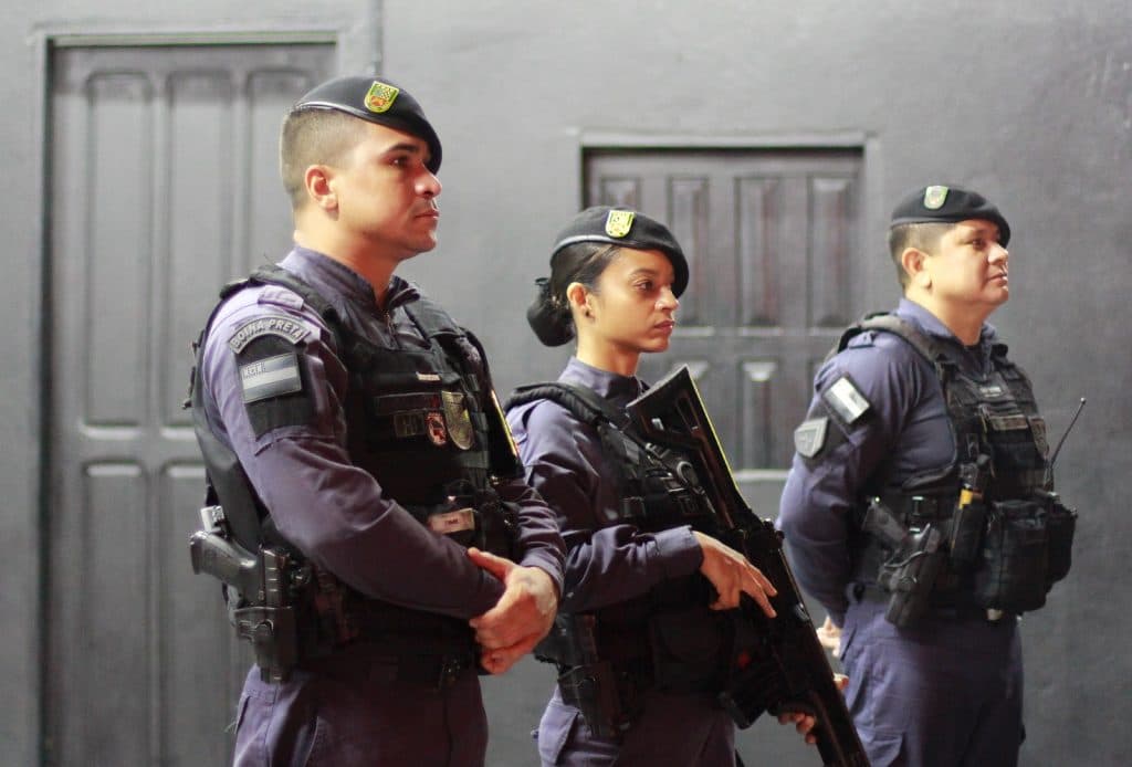 Bares do Parque 10 são autuados por venda de bebidas alcoólicas para adolescentes