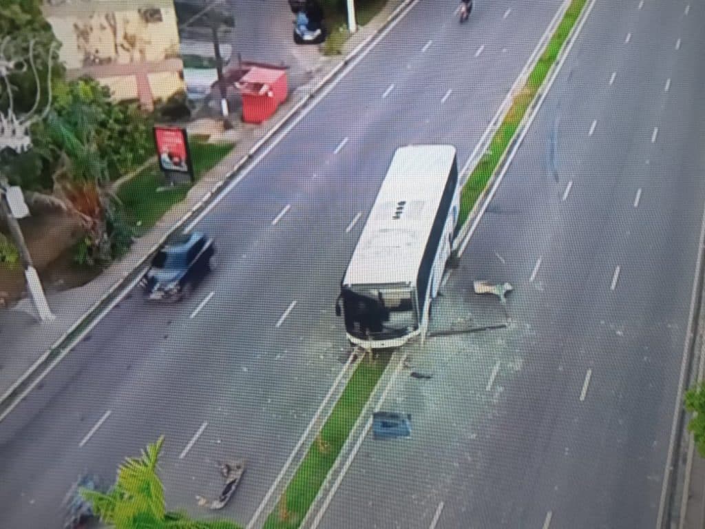 Ônibus de rota perde controle e bate em poste da avenida Coronel Teixeira