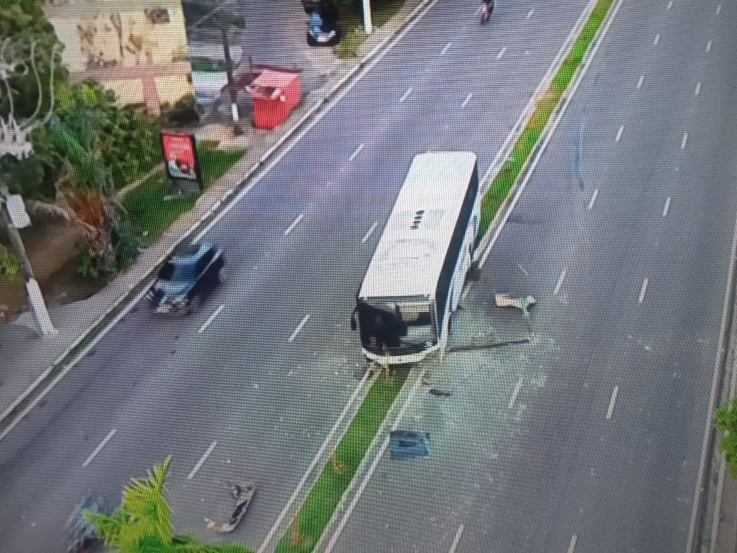 Ônibus de rota perde controle e bate em poste da avenida Coronel Teixeira