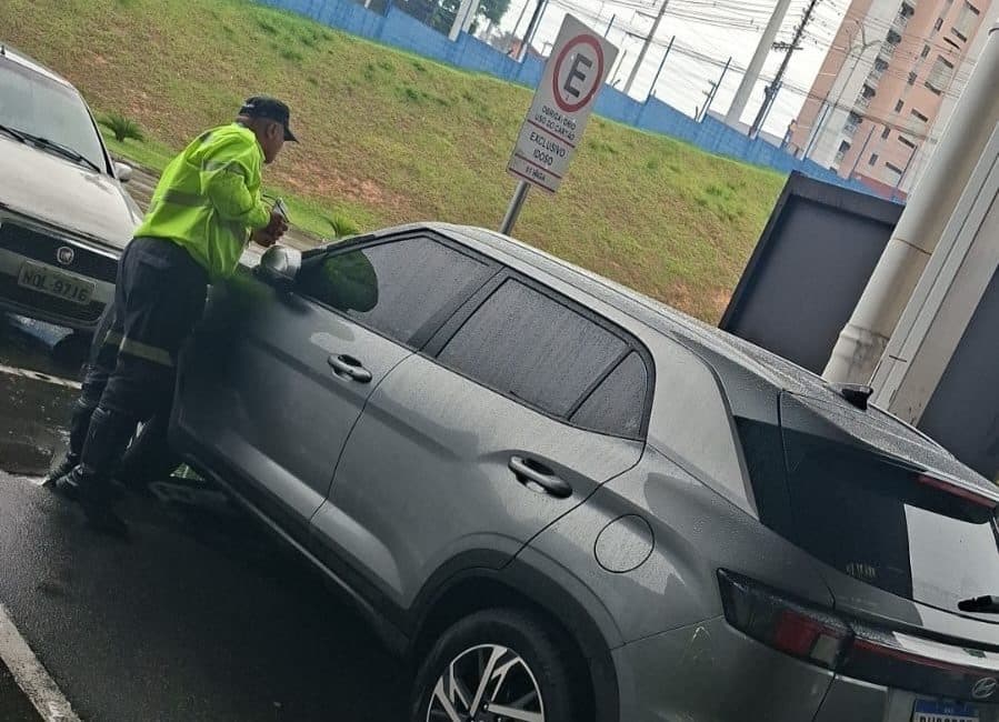 Carros que ocupavam vagas especiais são guinchados em Manaus