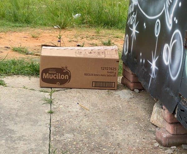 VÍDEO: Feto é abandonado em caixa de papelão em praça de Manaus