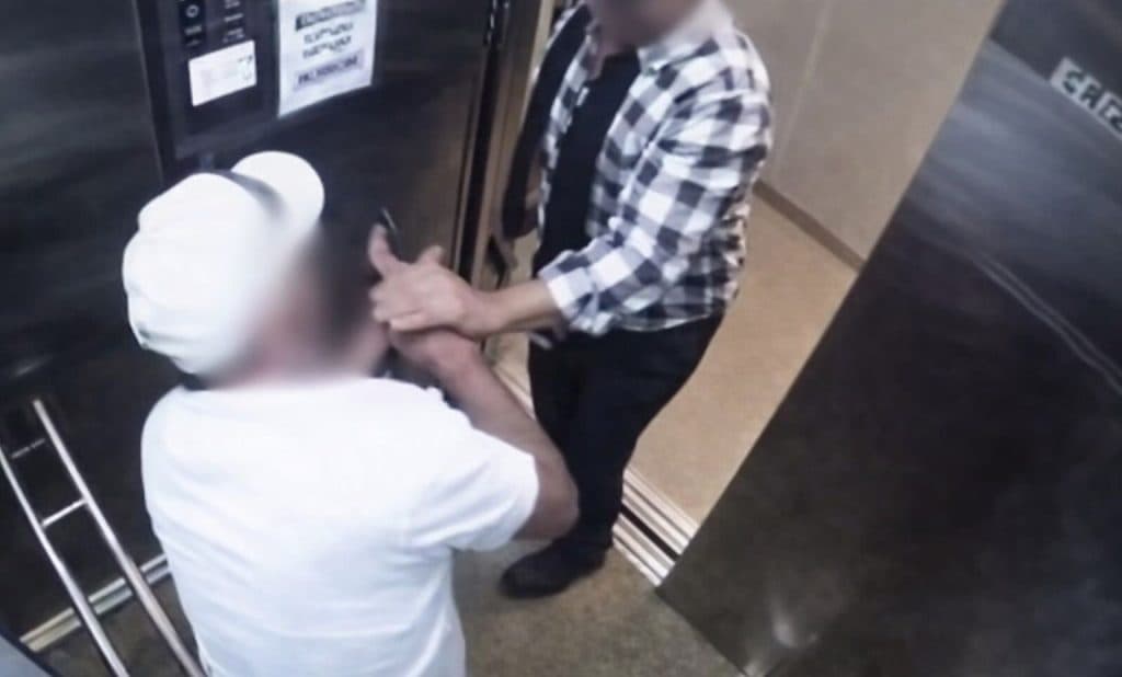 VÍDEO: Homem encurrala vizinho e o esfaqueia dentro de elevador de condomínio