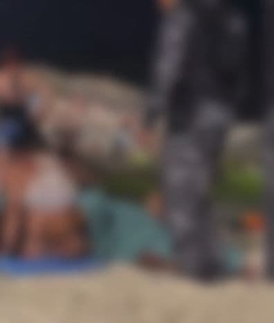Casal é flagrado em ato obsceno em praia do RJ; polícia é acionada