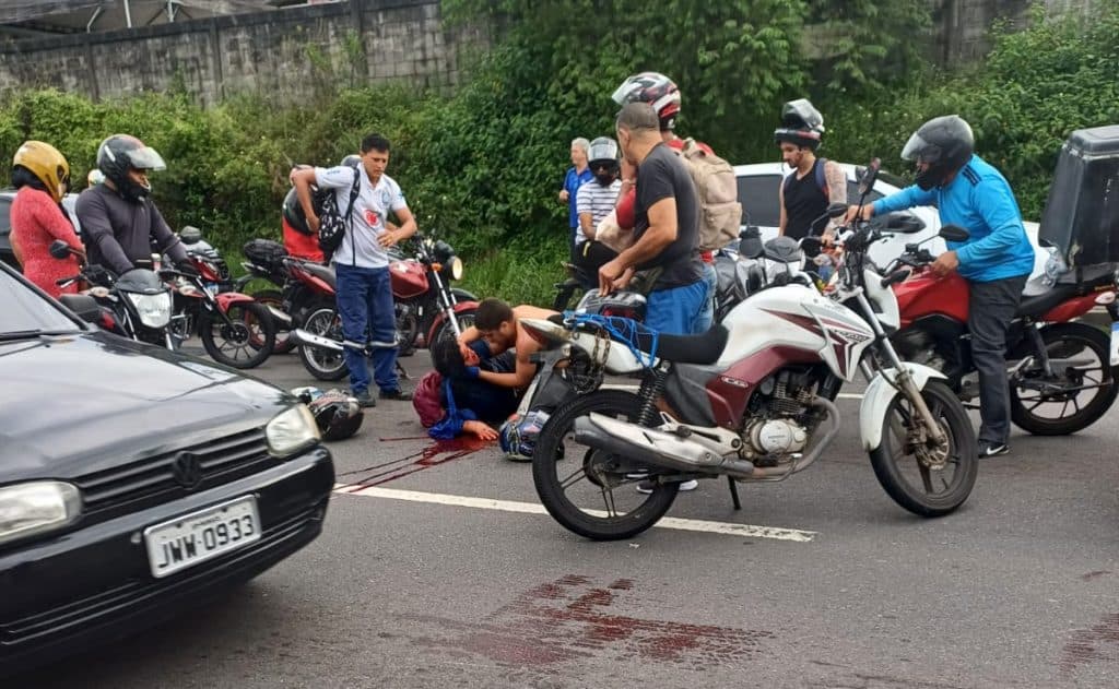 VÍDEO: Duas pessoas ficam feridas após pneu de moto estourar na avenida das Torres