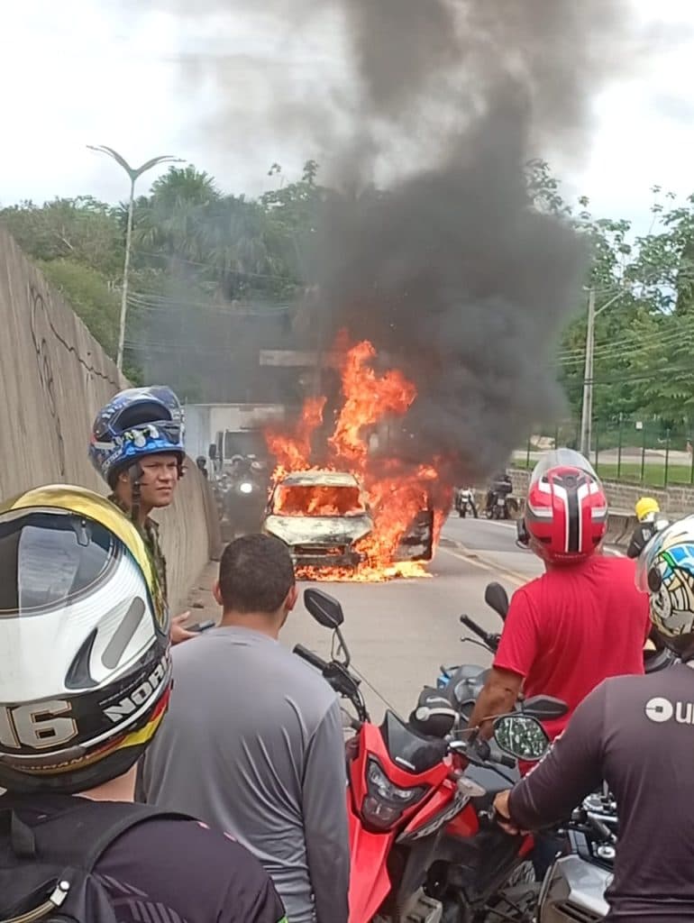 VÍDEO: Carro pega fogo e deixa trânsito parado em viaduto de Manaus