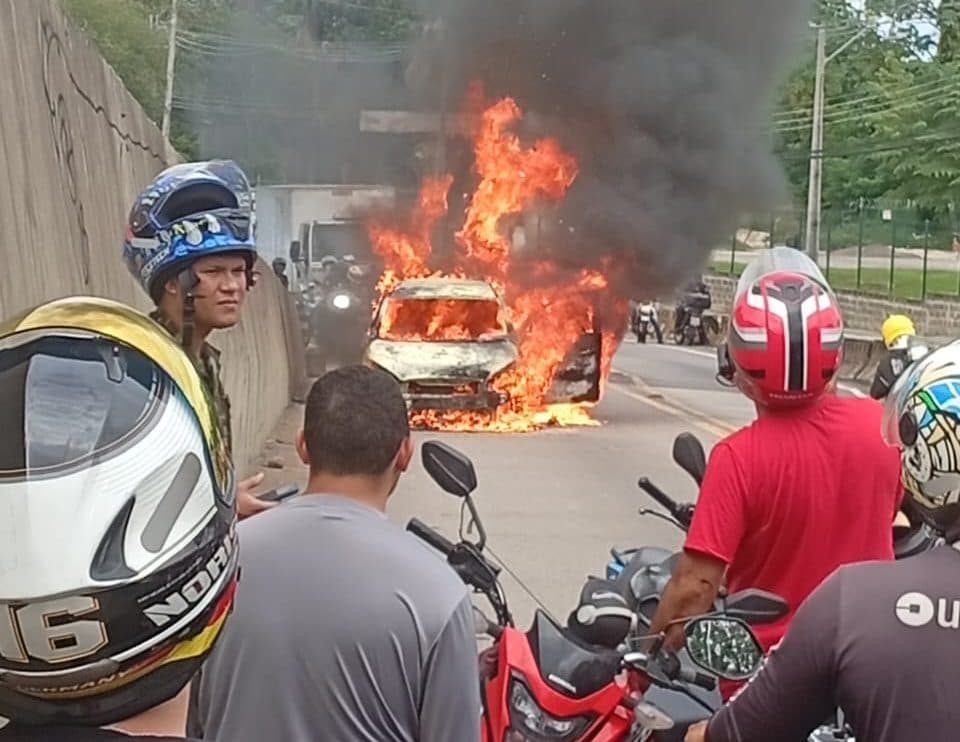 VÍDEO: Carro pega fogo e deixa trânsito parado em viaduto de Manaus