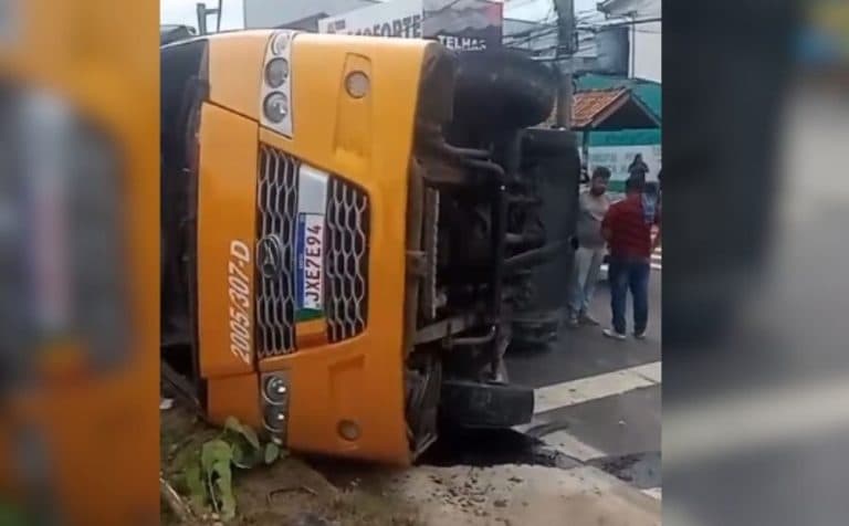 “Amarelinho” capotou após desviar de criança que atravessava a avenida Autaz Mirim