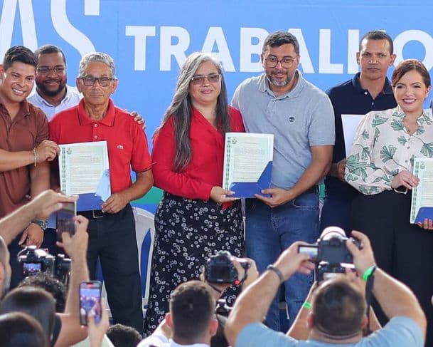 Wilson Lima entrega mil títulos definitivos de propriedades na zona norte de Manaus