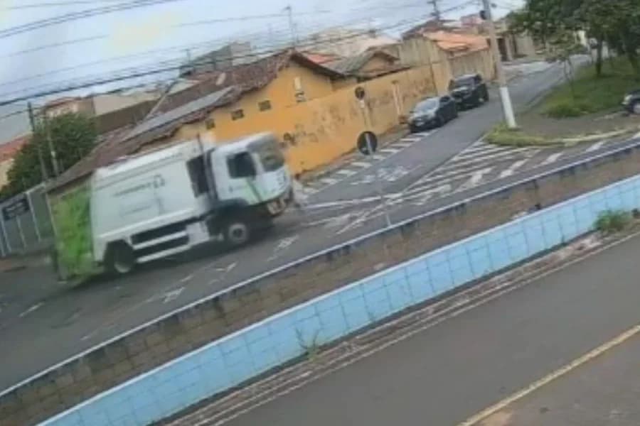 Idosa morre ao ser atingida por caminhão de lixo em Franca