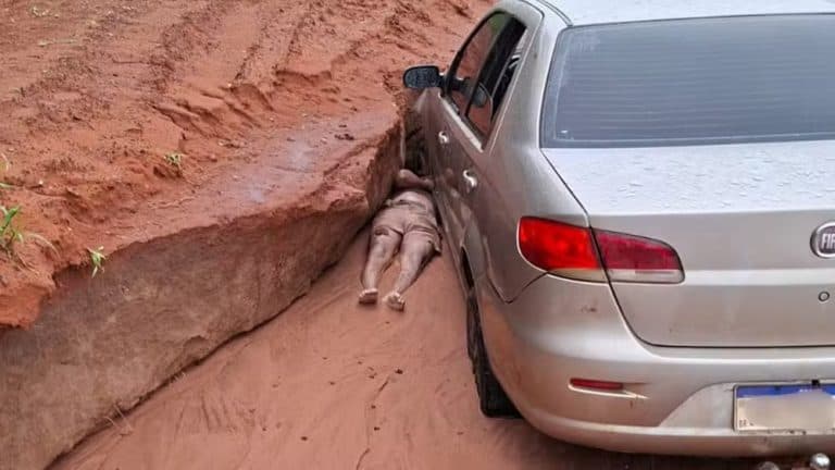 Homem é resgatado após passar madrugada com a cabeça presa entre barro e roda de carro