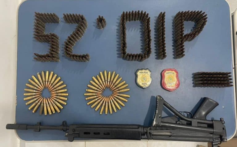 Homem é preso e apreende fuzis e mais de 600 cartuchos em lancha no Amazonas