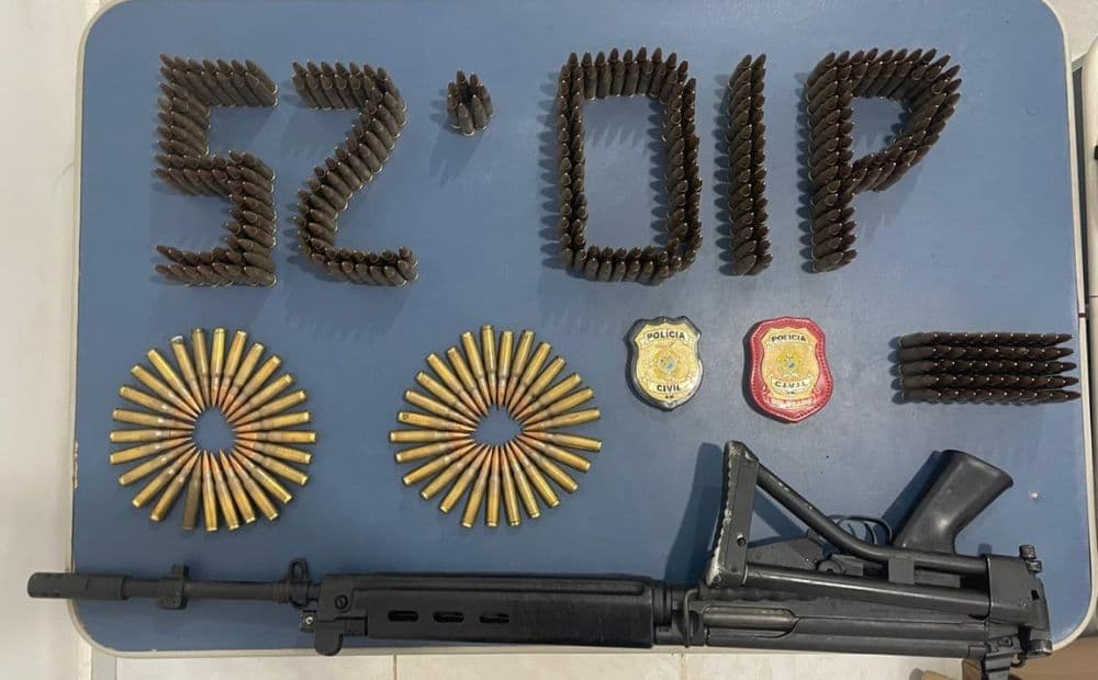 Polícia prende homem com fuzis e mais de 600 cartuchos em lancha no Amazonas