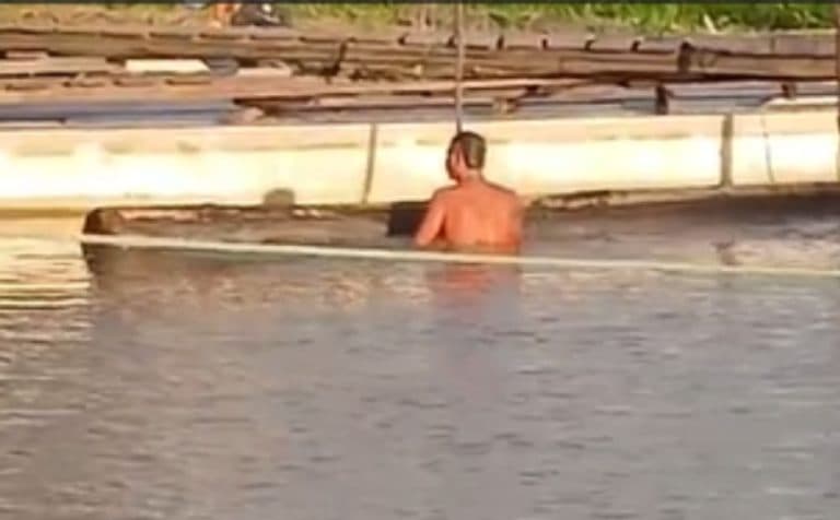 Homem desaparece no rio Solimões e irmão mergulha desesperado à espera dos bombeiros