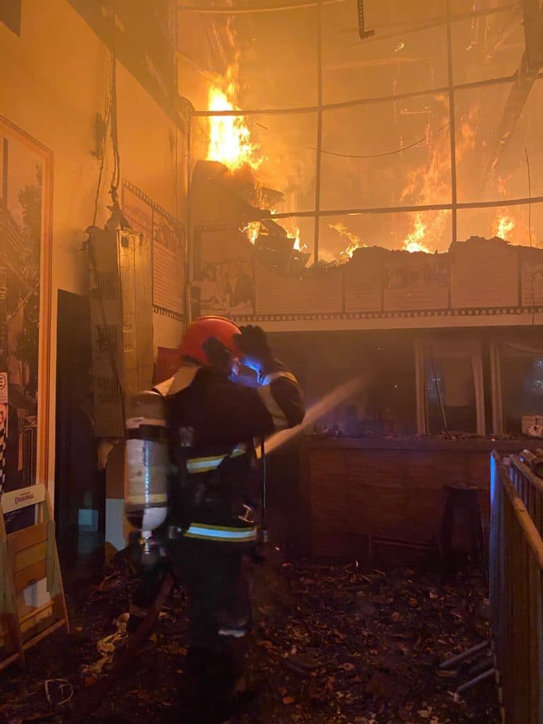 Incêndio no Bar Caldeira comprometeu cerca de 40% da estrutura do prédio, diz o Corpo de Bombeiros
