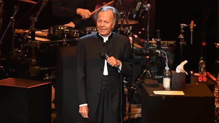 Cantor Julio Iglesias é acusado de assédio sexual por ex-funcionárias