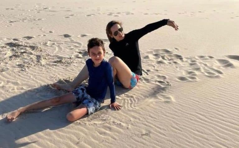 Mãe e filho morrem após descarga elétrica em piscina de pousada