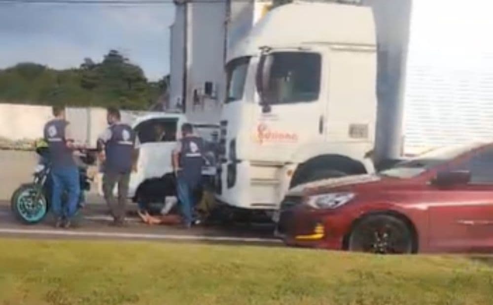 Motociclista fica ferido após ser fechado e parar embaixo de caminhão na avenida Torquato Tapajós