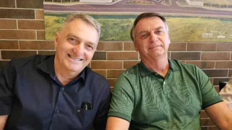 Bolsonaro e seu irmão acertam a quadra na Mega da Virada, em bolão