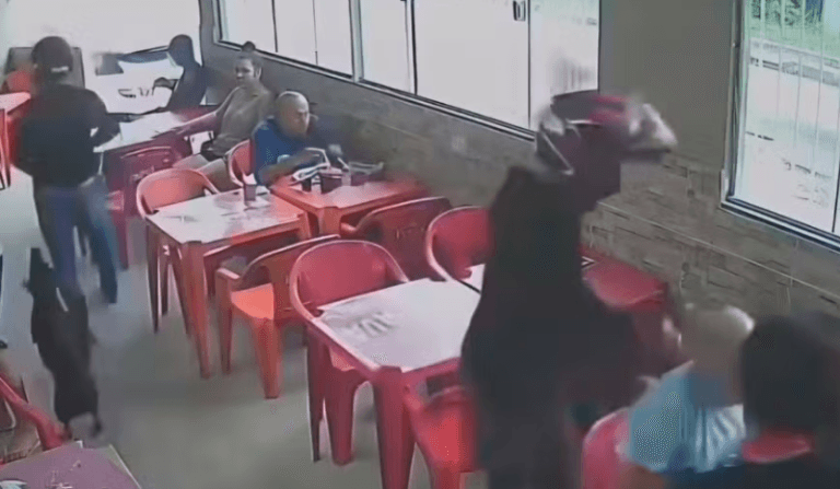 Criminosos armados rendem clientes em restaurante da Taquara