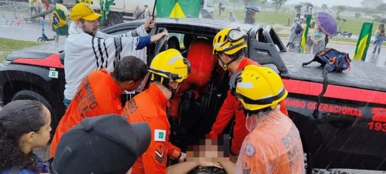 Raio atinge manifestantes em Brasília e deixa feridos durante ato no Eixo Monumental